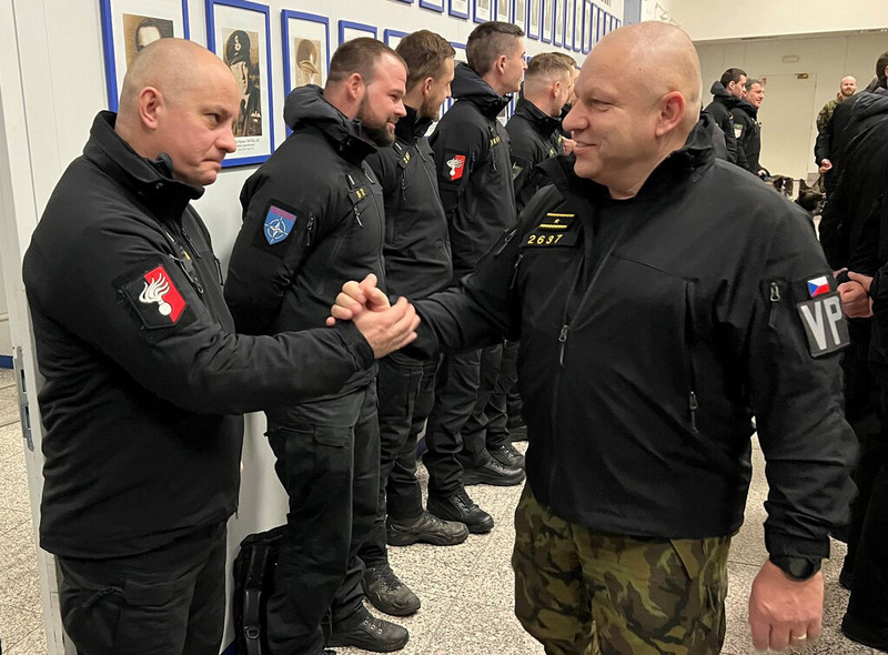Foto: Před odletem se s jednotkou na letišti rozloučil náčelník Vojenské policie brigádní generál Jiří Roček | MSU KFOR